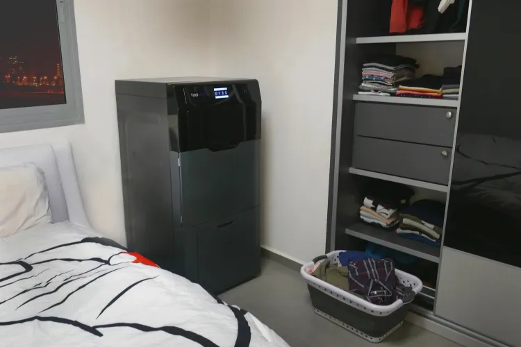 Visual presentation of the FoldiMate machine, a concentrate of intelligent engineering and functional design. Designed to optimize garment folding with precision and efficiency, it redefines the standards of automated textile care.
